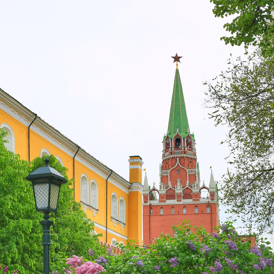 Троицкая башня Кремля и Александровский сад